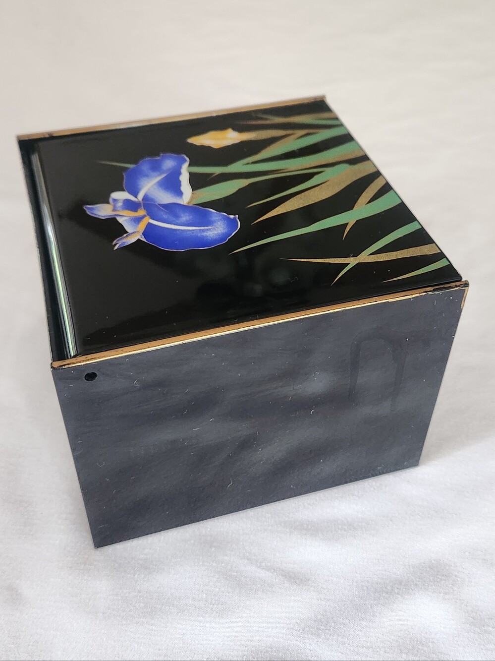 Japanese Black Lacquered Jewelry Box With Iris Detail - Picture 8 of 16